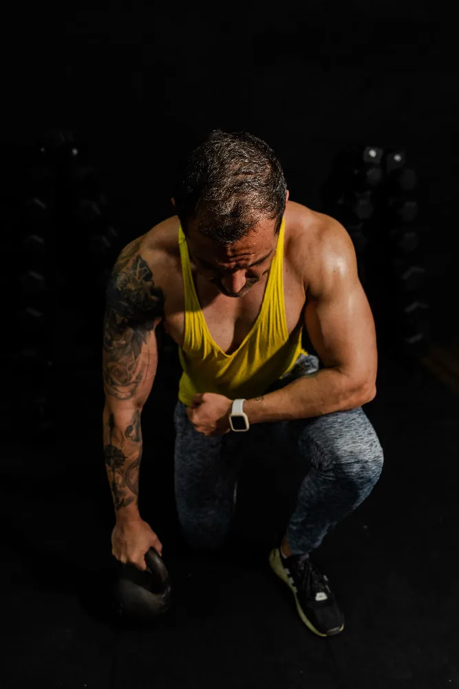Sesión grupal de entrenamiento funcional en gimnasio