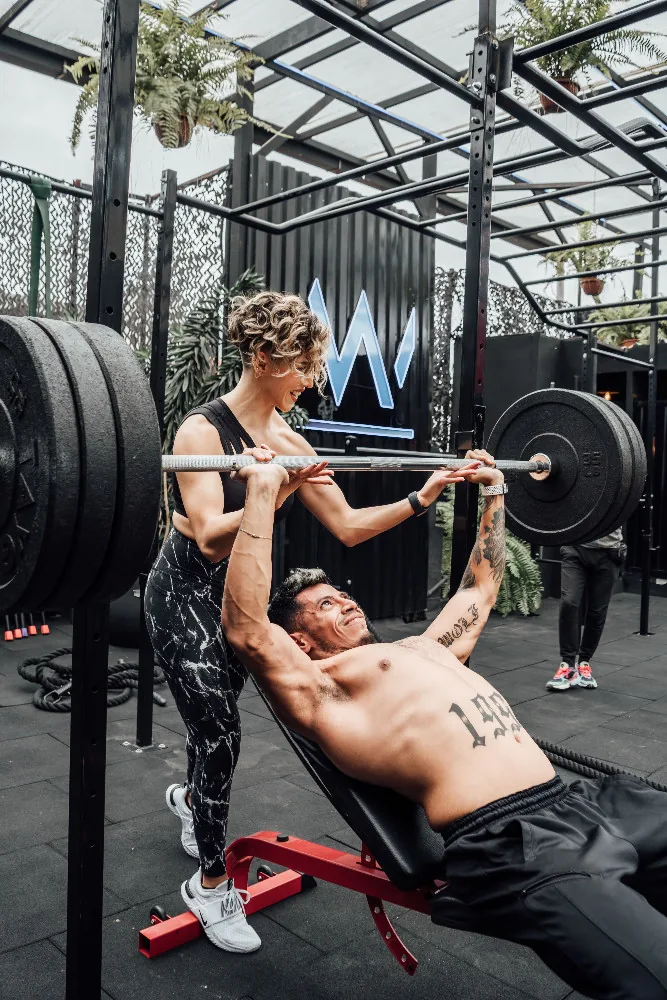 Atletas realizando entrenamiento de fuerza y acondicionamiento