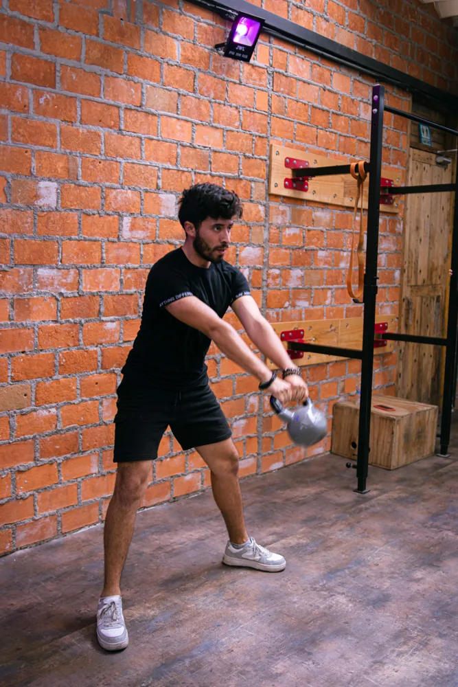 Entrenamiento con barra y acompañamiento en gimnasio