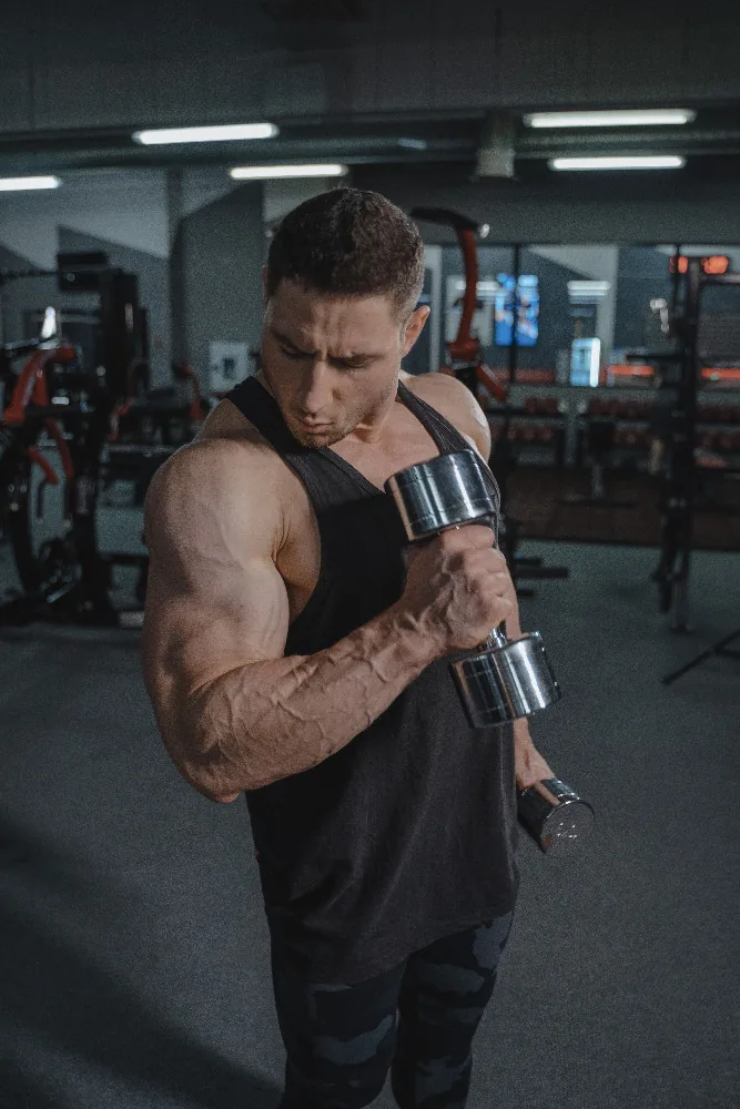Entrenamiento en máquina de fuerza dentro de gimnasio