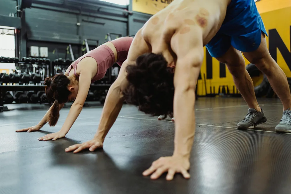 Atletas realizando dominadas y entrenamiento funcional